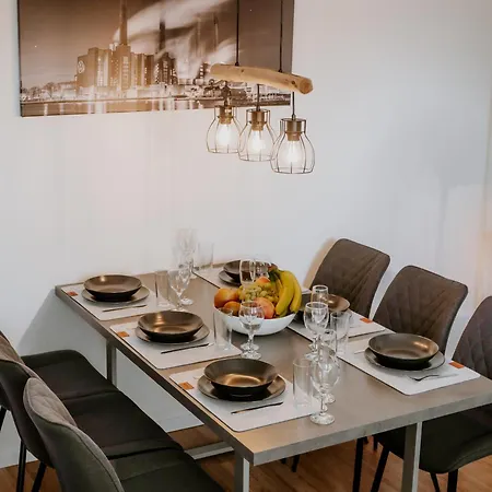 Wohlfuehlapartment, Parkplatz, Boxspringbetten, Massagesessel, Nespresso, 1gbit Lan & Wifi, Innenstadt * Wolfsbourg