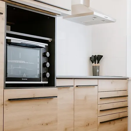 Wohlfuehlapartment, Zentral, 200M Zur Uni, Parkplatz, Boxspringbetten, Massagesessel, Nespresso, 1Gbit Lan & Wifi شقة
